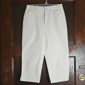 EUC Gloria Vanderbilt Classic White Capris - Size 8